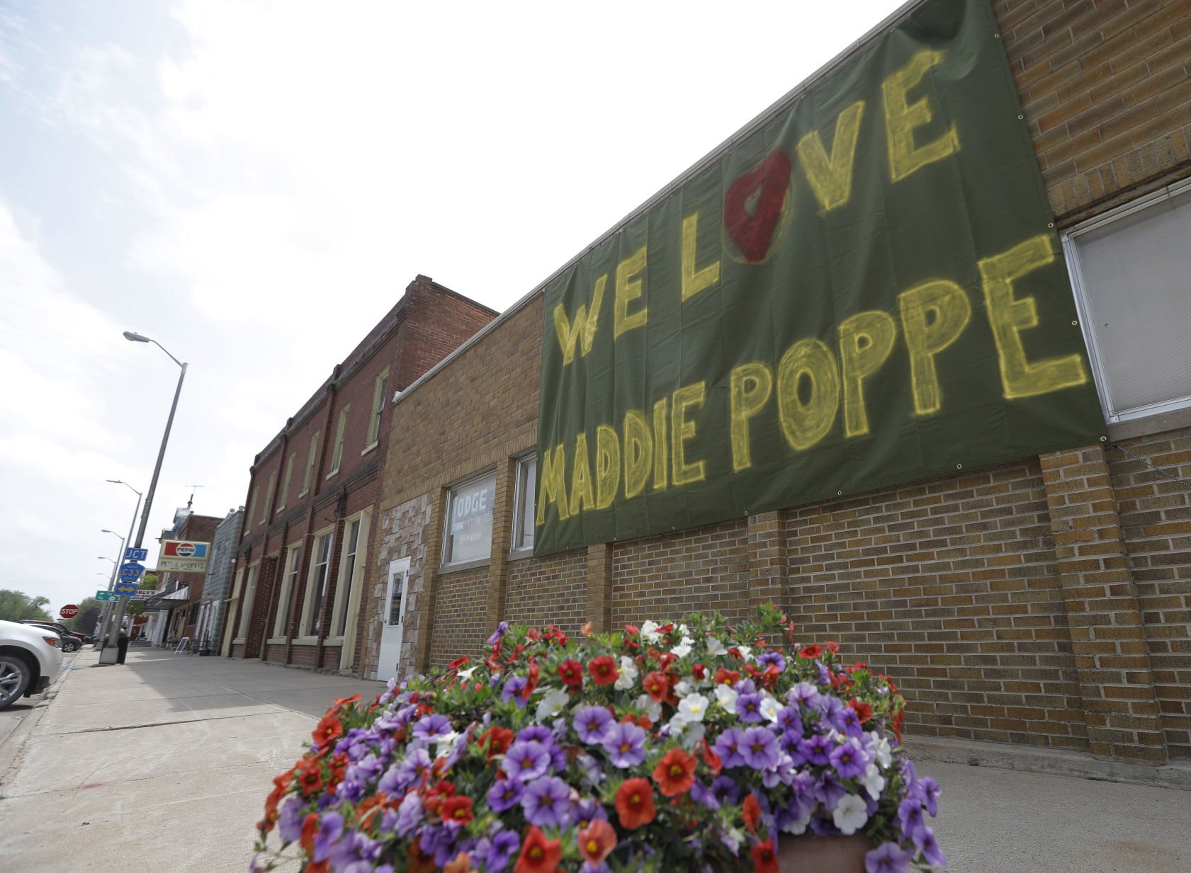 051418mp-Maddie-Poppe-signs-Clarksville-2